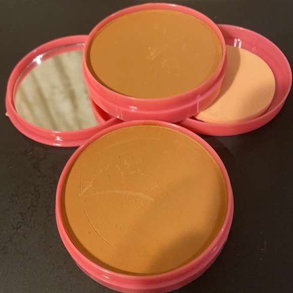 Fashion Fair Perfect Finish press powder - Picture 1 of 9